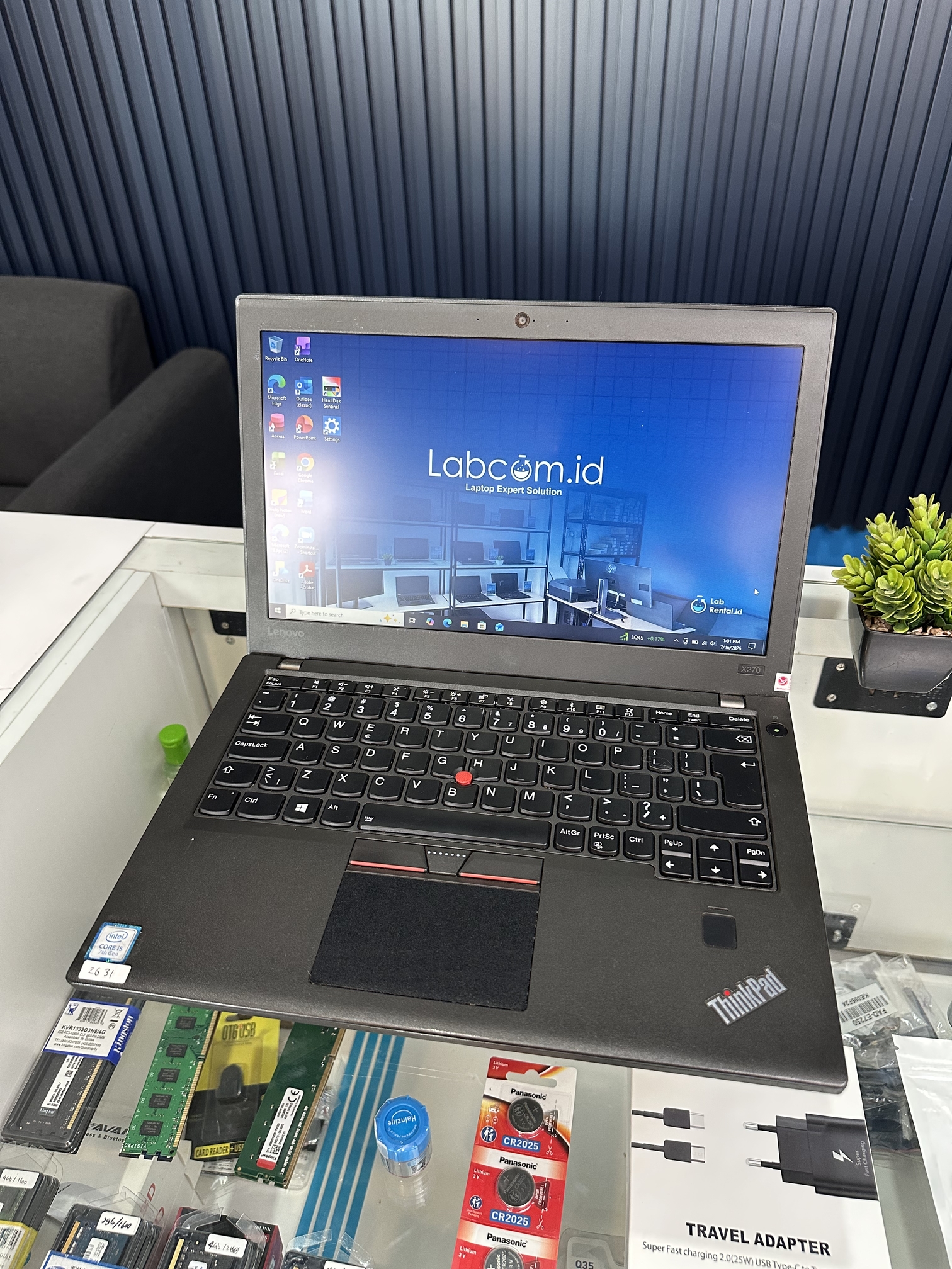 Lenovo Thinkpad X270 Prosesor Intel Core i5-7200U up to 2.8 GHz RAM 8GB DDR4 up to 16GB (1 Slot) 2133MHz SSD 256 GB Sata Intel HD Graphics 520 12.5" HD Win 11